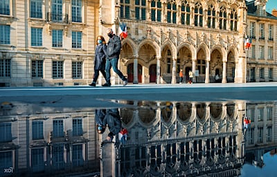 📷  Masked reflection at the square